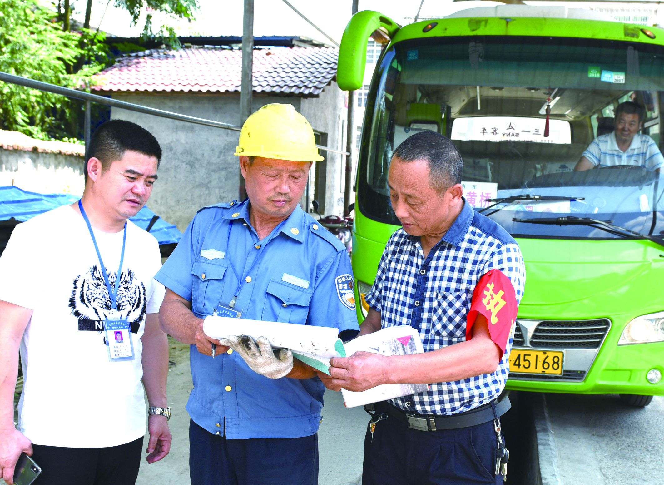 7月10日，洞口縣黃橋鎮(zhèn)副鎮(zhèn)長謝揚標（右）在黃橋汽車站檢查營運客車安全檢查情況。近段時間以來，黃橋汽車站全面排查交通安全等方面存在的安全隱患，并及時予以整改到位，做到防患于未然，確保安全生產(chǎn)工作萬無一失。據(jù)了解，今年上半年已消除交通安全隱患10余起。  李祖冠    攝影報道 
