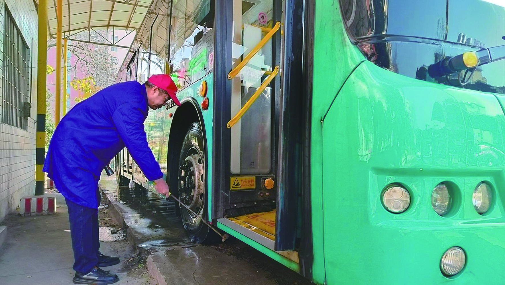 春運(yùn)首日，我司各汽車站以熱情服務(wù)—— 讓乘客臉上多一份笑容